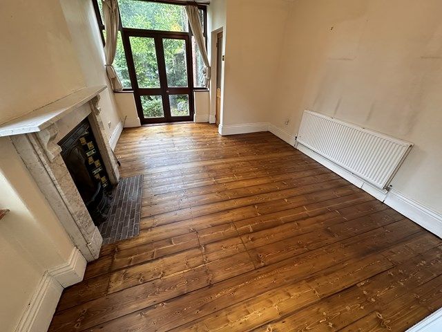 wood-floor-staining-1-kireth-ai